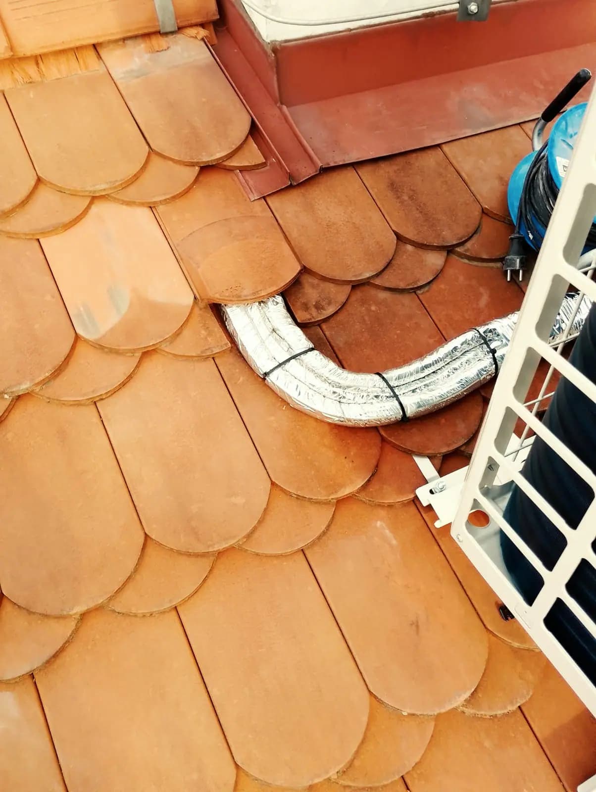 Klimatizace v obývacím pokoji s krbem, rodinný dům Praha západ