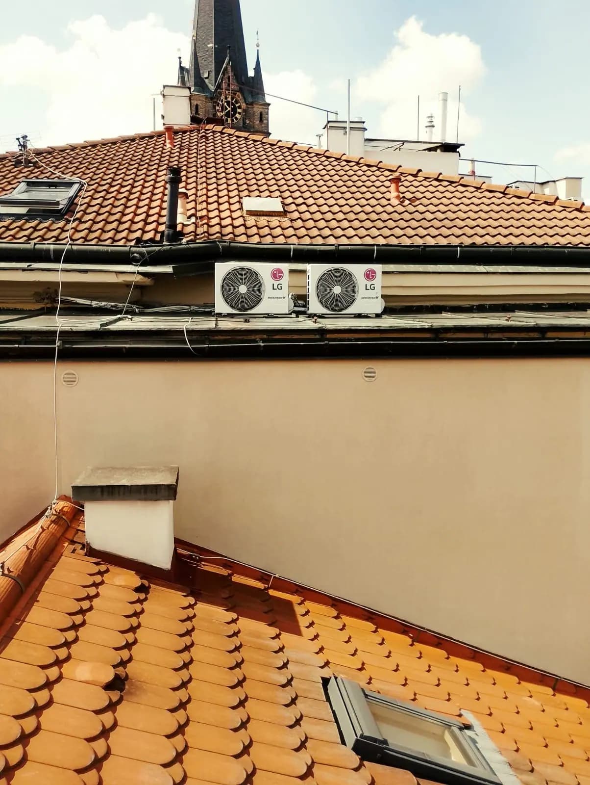 Venkovní jednotky na technologické střeše
