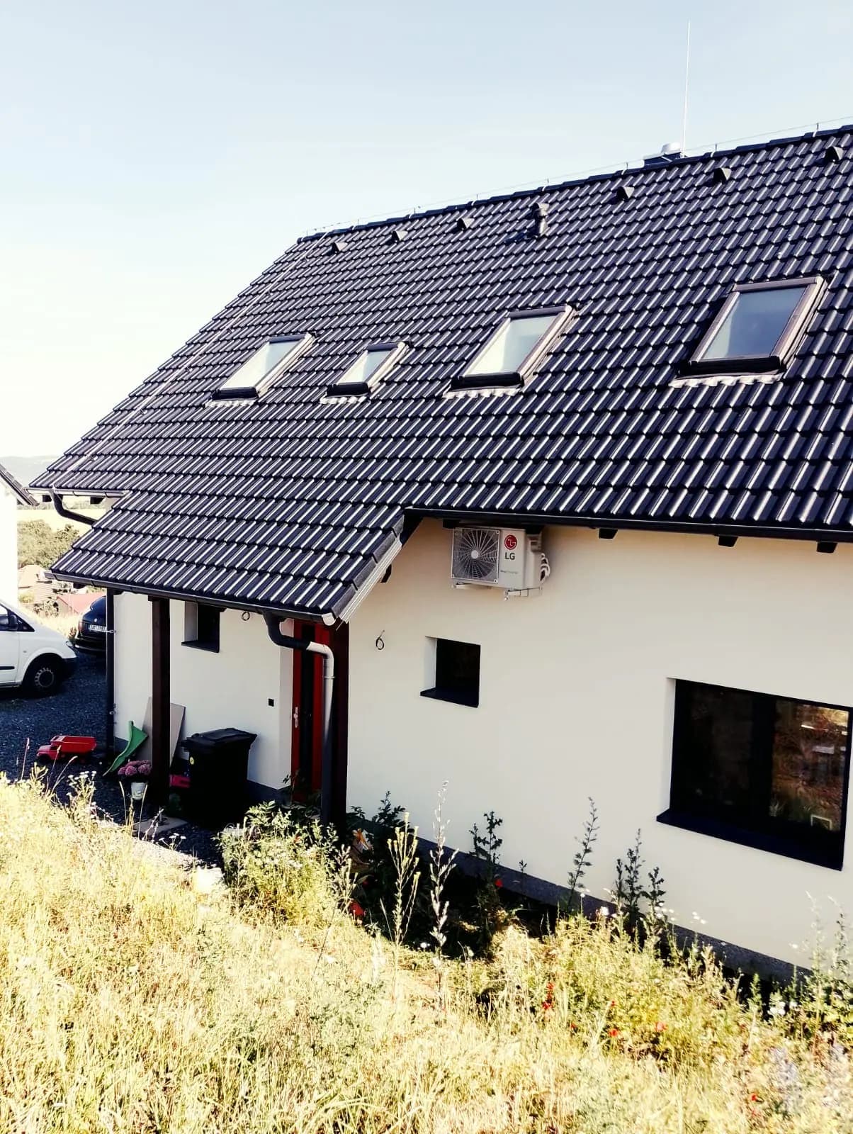 Klimatizace u prosklené stěny