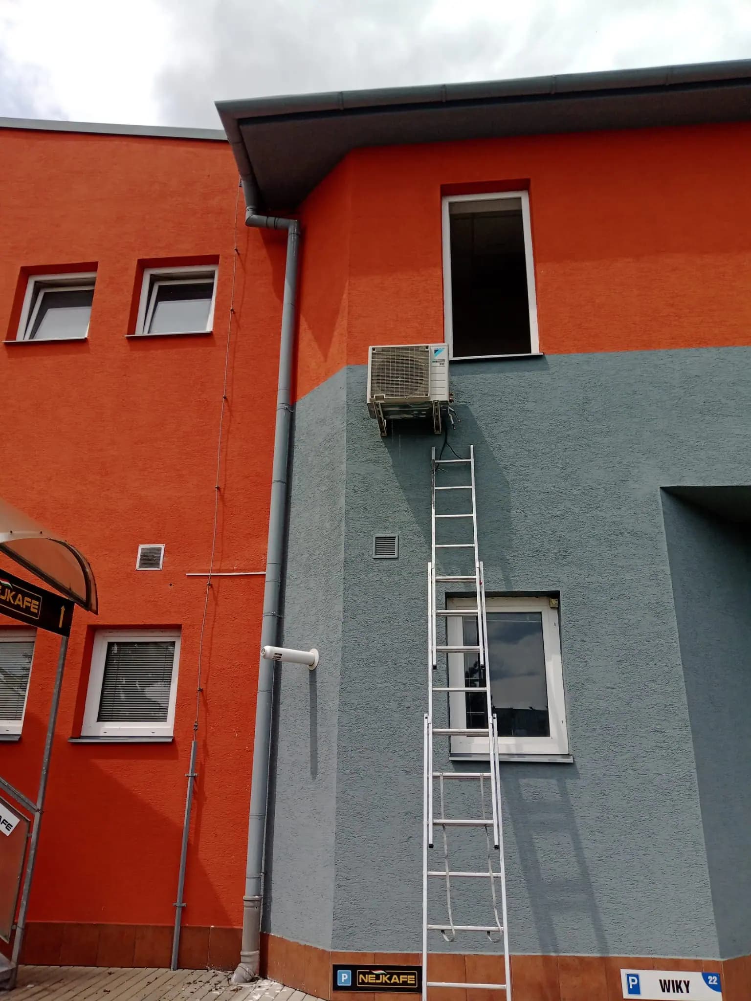 Designová instalace v moderním interiéru